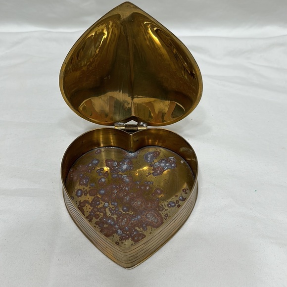 Vintage heart shaped brass jewelry box - Picture 4 of 5